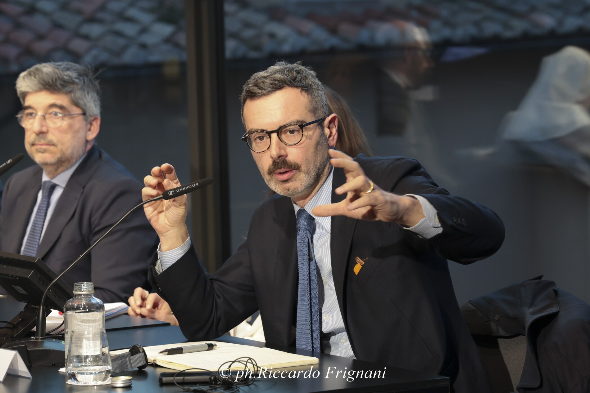 Confronto al tavolo tra i relatori